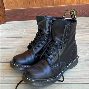 NWOT DR. MARTENS SMOOTH LEATHER LACE-UP BOOT W8